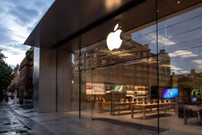 Apple Stock Edges Up as Siri AI Rollout Faces Hurdles