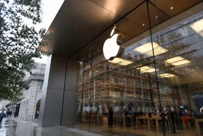 Apple Stock Nears $300 Amid Memory Cost Pressure on Pricing