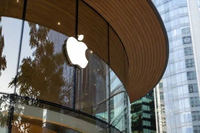 Apple Stock Slips as Siri AI Overhaul Leaves Investors Questioning Revenue Path