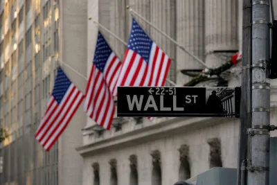 Apple Surge Lifts Dow, S&P 500 Futures; Nasdaq Dips on Oil Jitters