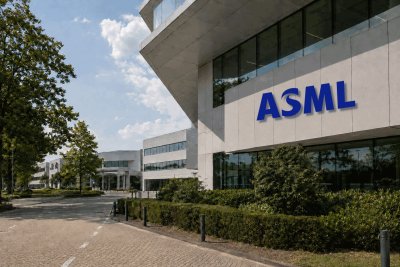 ASML's $49B Plunge Sparks Valuation Concerns Amid Strong Demand Outlook