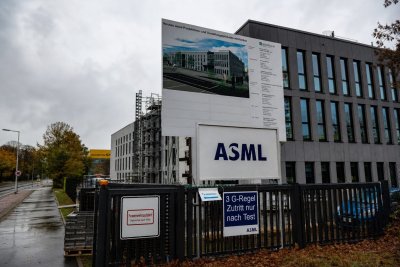 ASML Shares Dip Amid AI Optimism and China Export Concerns