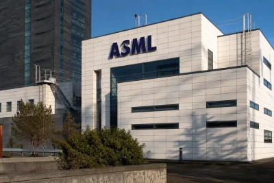 ASML Steady as Q4 Revenue Target Approaches €14.4 Billion