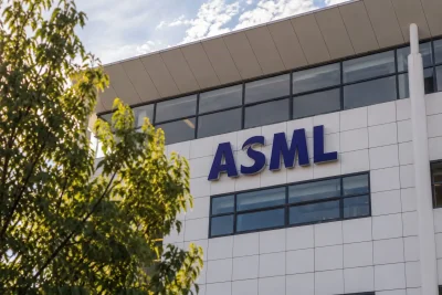 ASML Surges to Record Then Retreats as Chip Selloff Hits AI Stocks
