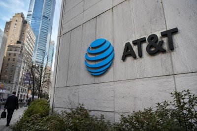 AT&T's 4.9% Dividend Yield and $8B Buyback Put Focus on Cash Flow