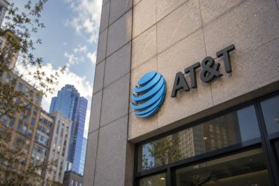 AT&T's Hidden $2.3B Cash Cushion Belies Modest Share Gain