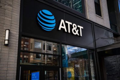 AT&T Shares Edge Up as $45B Payout Plan and 2026 Guidance Hold Steady