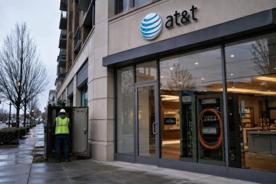 AT&T Stock Climbs on Strong Cash Flow, Fiber Expansion