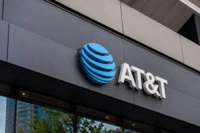 AT&T Stock Declines 4.5% in Week Despite Spectrum and Satellite Deals