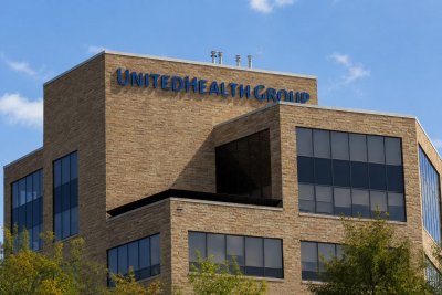 Berkshire Exits UnitedHealth Stake, Stock Faces Monday Pressure