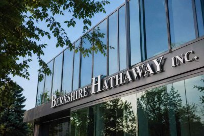 Berkshire's Cash Pile Shines as Inflation Fuels Investor Demand