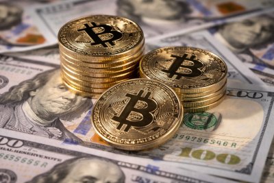 Bitcoin Consolidates Near $72K Amid Geopolitical Flux and Mixed ETF Flows