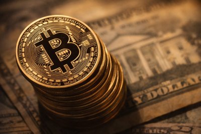 Bitcoin Retreats Below $66K Amid ETF Outflows, Options Expiry, and Geopolitical Strain