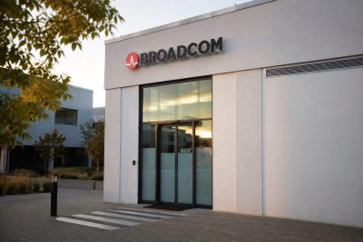 Broadcom Hits Record High as AI Chip Demand Fuels Rally Ahead of Earnings