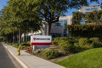 Broadcom Slips as Google Expands Chip Supplier Roster Amid $370B AI Financing