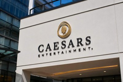 Caesars Stock Lags Fertitta's $31 Offer as Traders Eye Deal Hurdles