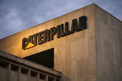 Caterpillar Shares Hold Near Highs as Insider Sale Filing Emerges