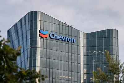 Chevron Faces Holiday Test: Oil Shock, Pump Price Flak, and Director's Stock Sale