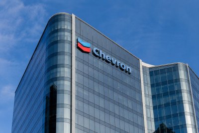Chevron Shares Dip as Oil Plunges, AI Power Deal Offers Growth Hope