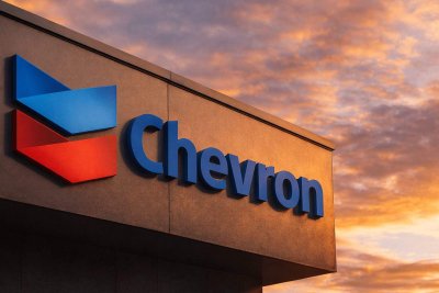 Chevron Shares Retreat Despite Soaring Oil Prices, Hormuz Blockade Sparks Supply Fears