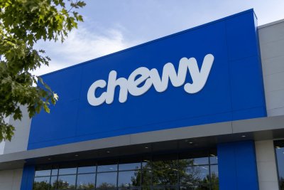 Chewy Shares Tumble 7.8% After CEO Warns of Consumer Stress