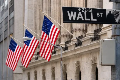 Chip Selloff Drags US Stocks Lower as AI-Fueled Gains Face Scrutiny