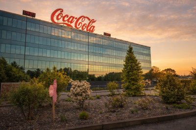 Coca-Cola Gains Amid Market Downturn as Leadership Transition Nears