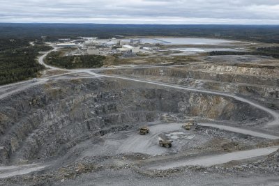 Coeur Mining Shares Slide 4.9% as Precious Metals Retreat