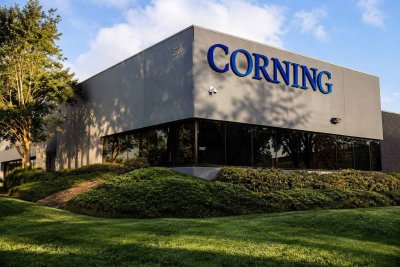 Corning Stock Gains Despite Flat Dividend as AI Fiber Demand Fuels Growth Bets
