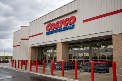 Costco Shares Surge Amid Consumer Caution; Valuation Stays Elevated
