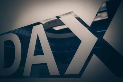 DAX Retreats on Airbus Target Cut, Barclays Downgrades BASF
