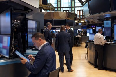 Dell Surges on AI Server Demand; MongoDB Slides Despite Strong Growth
