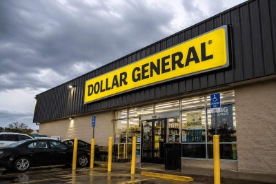 Dollar General Boosts Outlook as Higher-Income Shoppers Seek Value