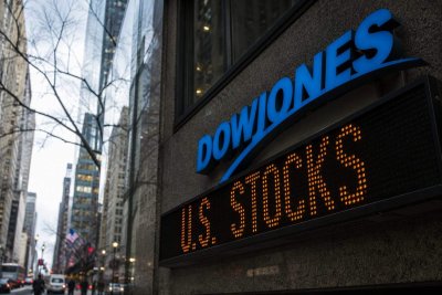 Dow Drops 305 Points as Price-Weighted Index Drags Despite Tech Rebound
