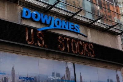 Dow Drops as Caterpillar Drags on Blue-Chip Index