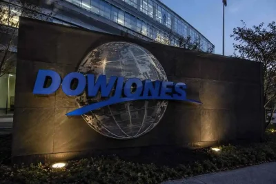 Dow Edges Higher as Oil Retreats, Widening Gap Over Nasdaq