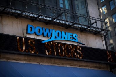 Dow Edges Higher on Tech Rally, Falling Oil Prices Ease Inflation Fears
