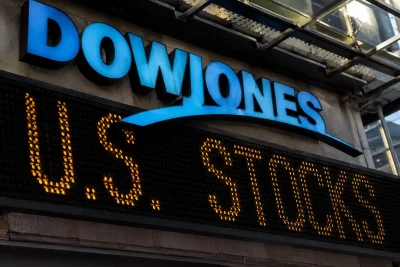 Dow Edges Lower as Caterpillar, Honeywell Offset Defensive Gains