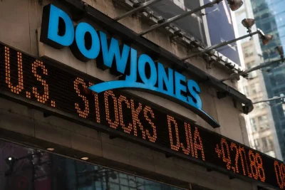 Dow Edges Up But Breadth Widens, Caterpillar and Apple Lead