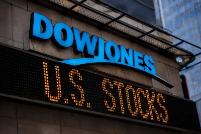 Dow Hits New Peak as Apple and Amgen Lift Blue Chips; Tech Stocks Falter