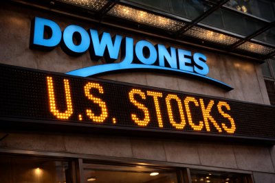 Dow Holds Gains After Weak Retail Data; Coca-Cola Outlook Weighs, Key Reports Ahead