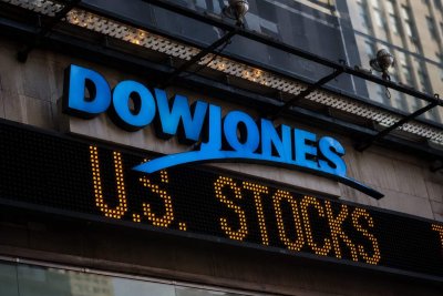 Dow Holds Ground as Tech Selloff Deepens on AI and Rate Concerns