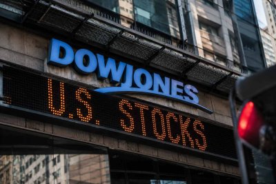 Dow Jones Drops Below 52,000 After Late Selloff, Tech Weakness Offsets Industrial Gains
