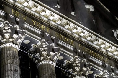 Dow Rises as Energy Gains Offset Semiconductor Slump