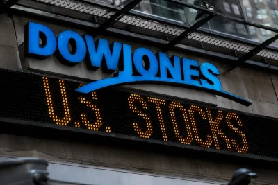Dow Rises on Caterpillar, Visa Gains; Nasdaq Slips on Tech Weakness