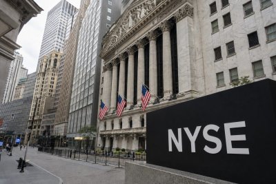 Dow Slides 460 Points as Rising Yields Outweigh Walmart's Drag
