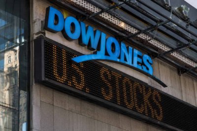 Dow Steadies Near 52,000 as Alphabet Joins Index, Shifting Weightings