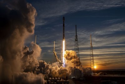 FCC Approves 15,000 Starlink Satellites, Defers Remainder