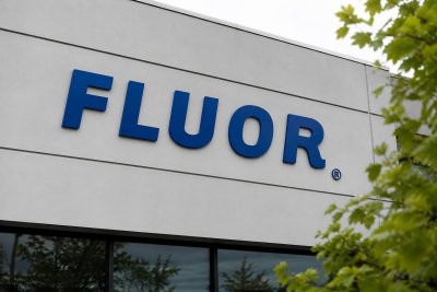 Fluor Shares Slide on Q1 Profit Miss and Reduced 2026 EBITDA Forecast