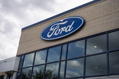 Ford Rises on Quality Gains Amid Recall Concerns